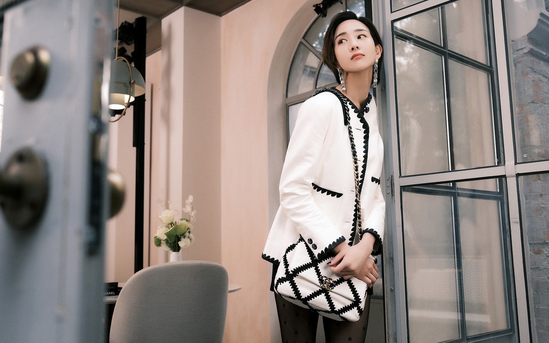 德国男子110米栏选手在预赛中表现出色，晋级半决赛，德国百米运动员